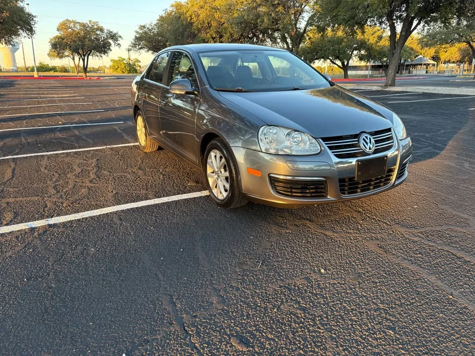 2010 Volkswagen A5 Jetta - Image 2 of 10