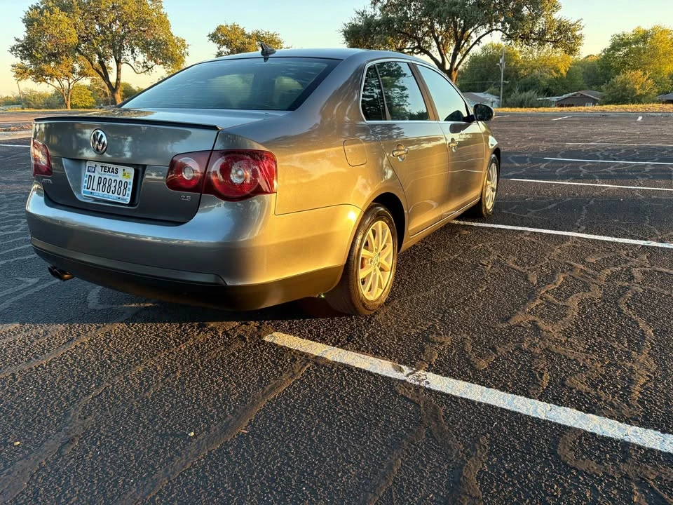 2010 Volkswagen A5 Jetta - Image 4 of 10