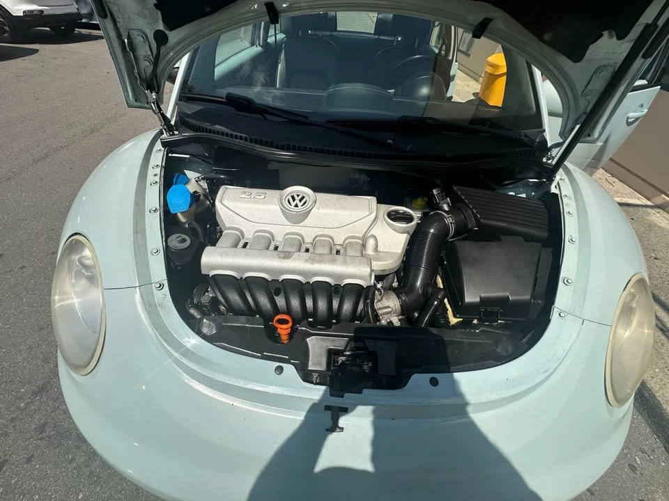 2010 Volkswagen New Beetle - Image 11 of 12
