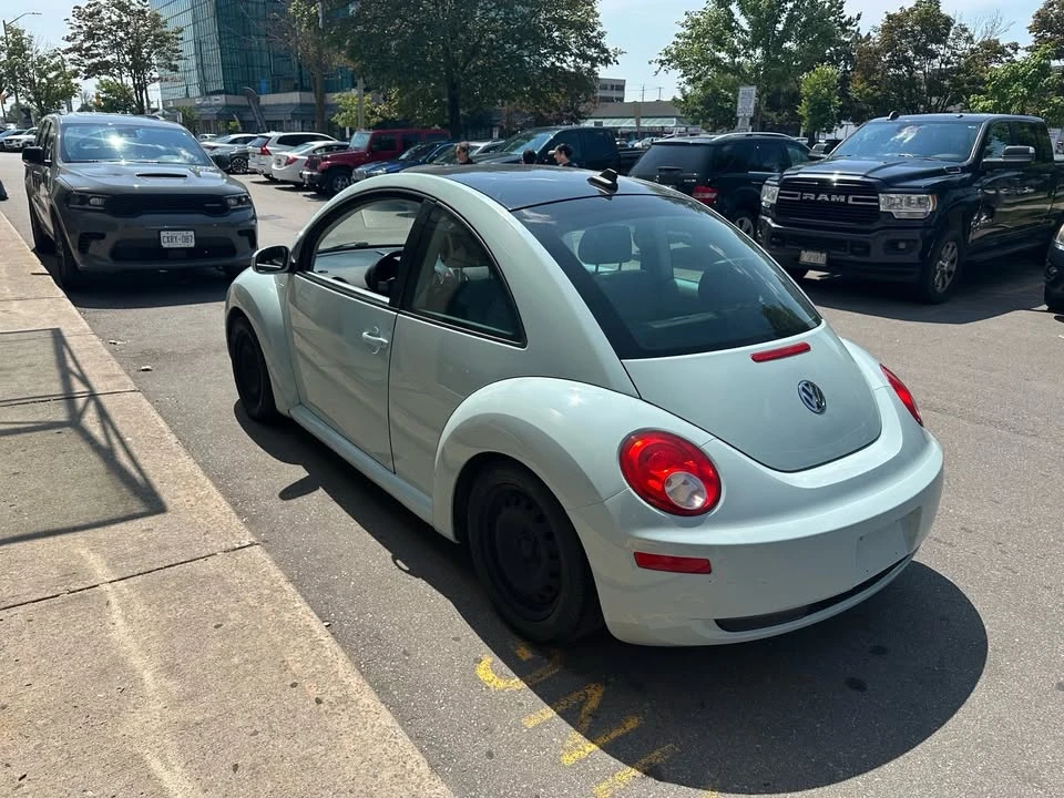 2010 Volkswagen New Beetle - Image 6 of 12