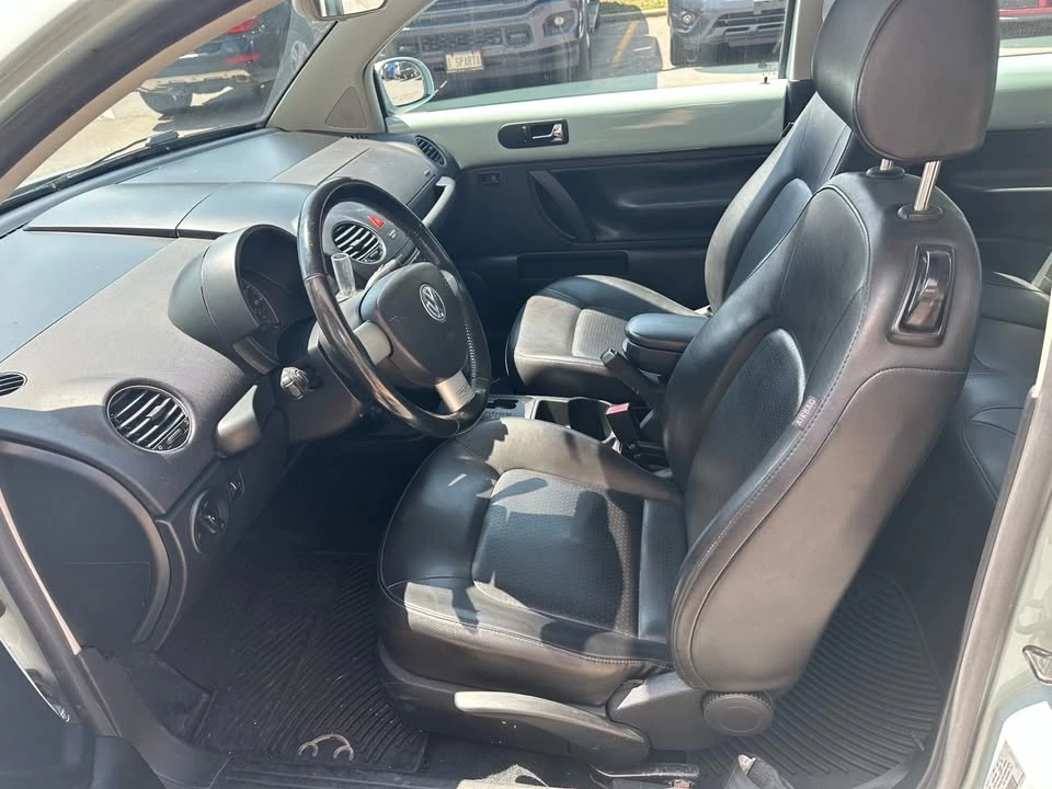 2010 Volkswagen New Beetle - Image 9 of 12