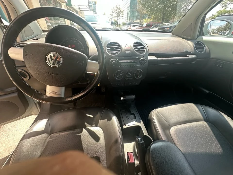 2010 Volkswagen New Beetle - Image 10 of 12