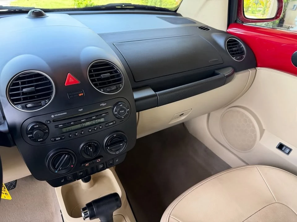 2010 Volkswagen New Beetle - Image 14 of 18