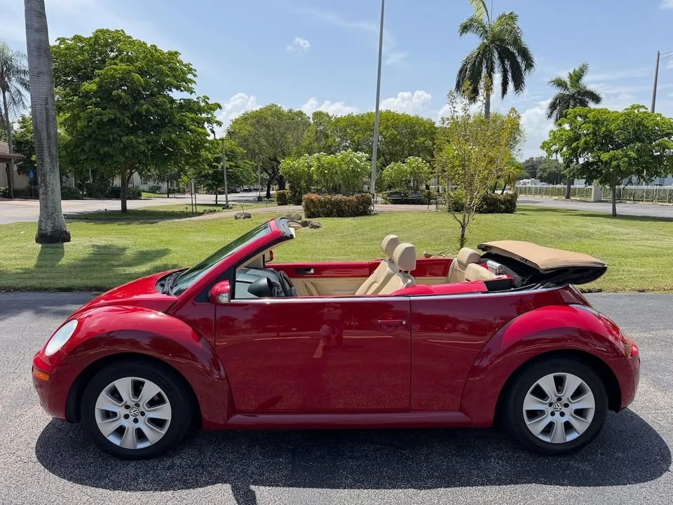 2010 Volkswagen New Beetle - Image 2 of 18