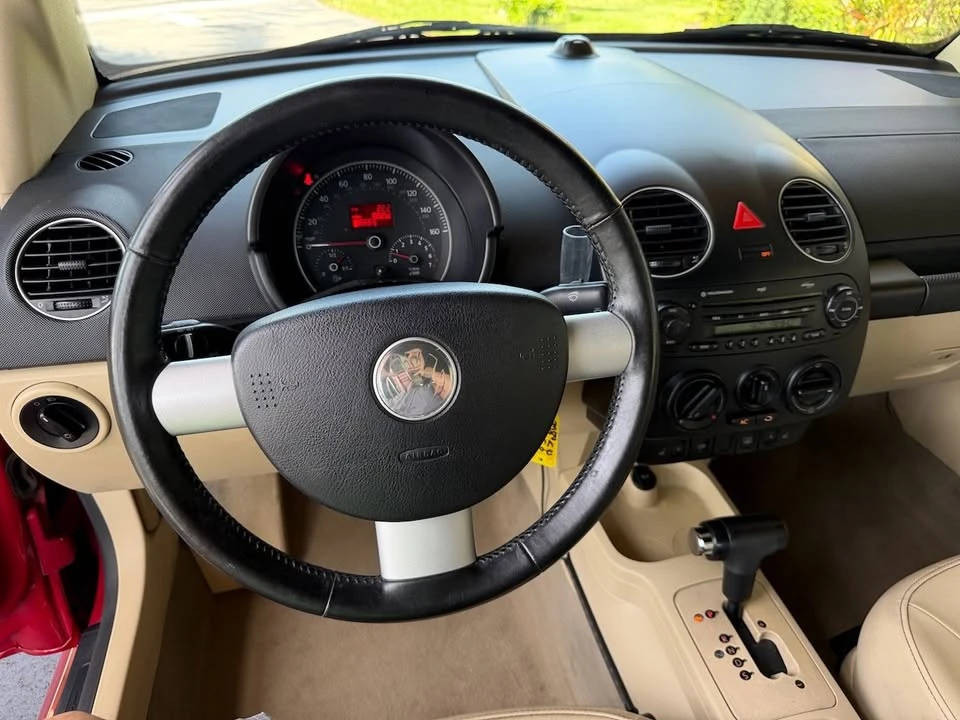 2010 Volkswagen New Beetle - Image 13 of 18