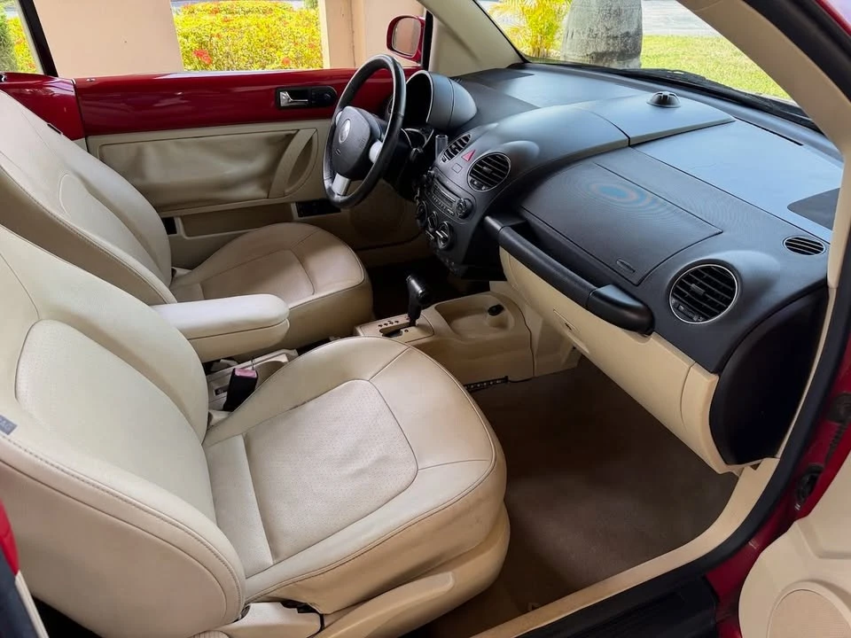 2010 Volkswagen New Beetle - Image 11 of 18