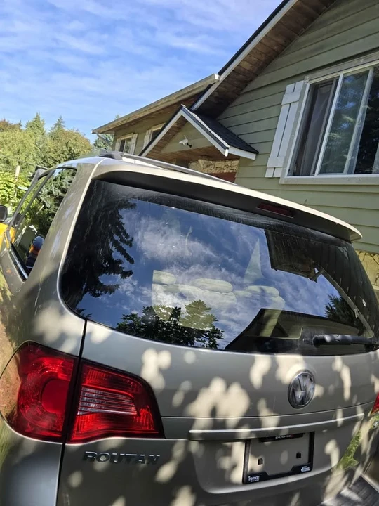 2010 Volkswagen Routan - Image 2 of 7