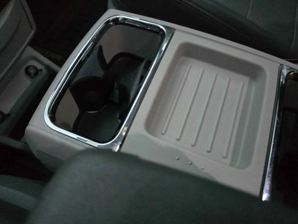 2010 Volkswagen Routan - Image 7 of 7