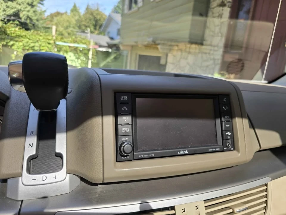 2010 Volkswagen Routan - Image 4 of 7