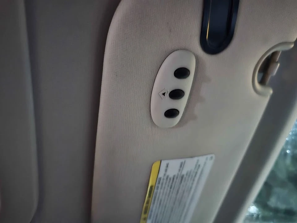 2010 Volkswagen Routan - Image 5 of 7