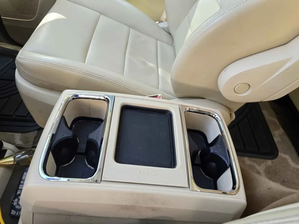 2010 Volkswagen Routan - Image 3 of 7