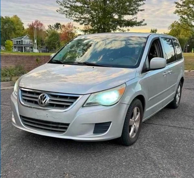 2010 Volkswagen Routan - Image 3 of 4