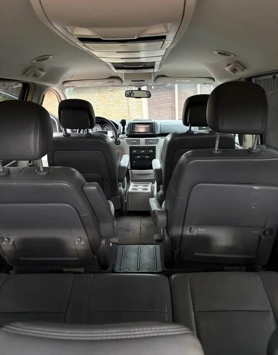 2010 Volkswagen Routan - Image 4 of 4