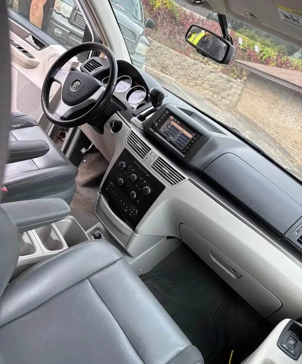 2010 Volkswagen Routan - Image 2 of 4