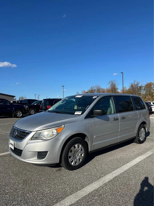 2010 Volkswagen Routan - Image 3 of 9