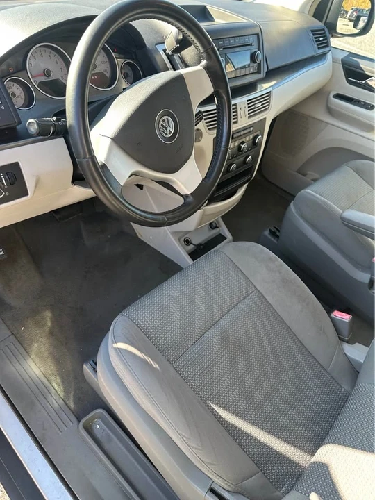 2010 Volkswagen Routan - Image 6 of 9