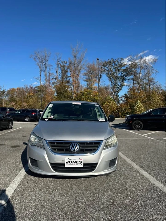 2010 Volkswagen Routan - Image 2 of 9