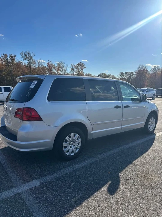 2010 Volkswagen Routan - Image 4 of 9