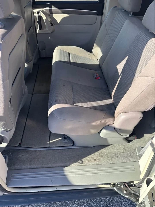 2010 Volkswagen Routan - Image 7 of 9
