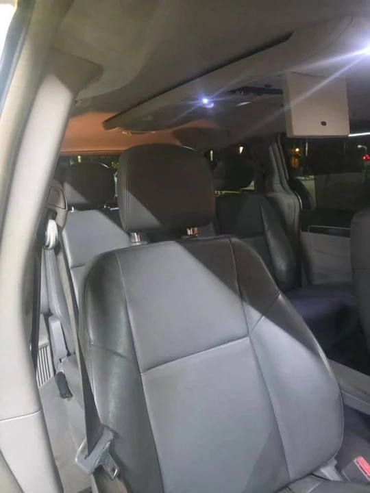 2010 Volkswagen Routan - Image 7 of 10