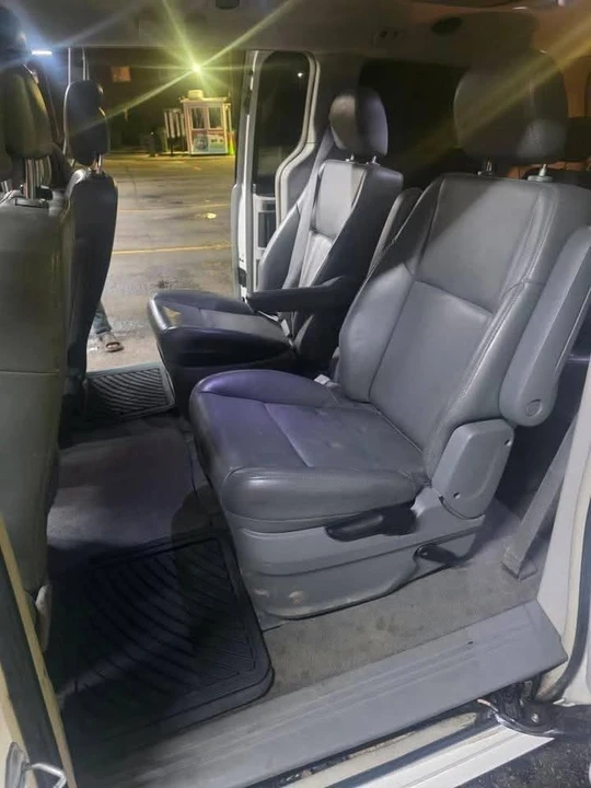 2010 Volkswagen Routan - Image 6 of 10