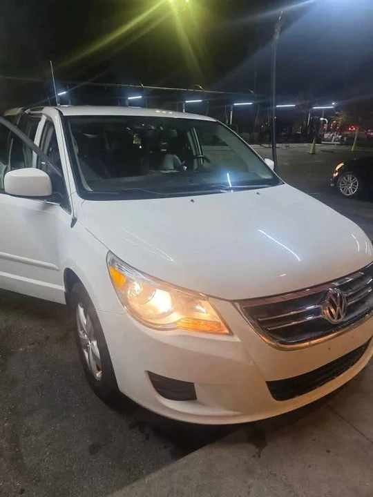 2010 Volkswagen Routan - Image 2 of 10