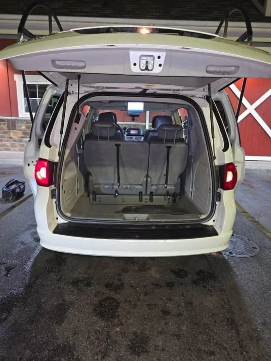 2010 Volkswagen Routan - Image 9 of 10