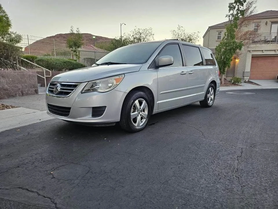 2010 Volkswagen Routan - Image 3 of 5