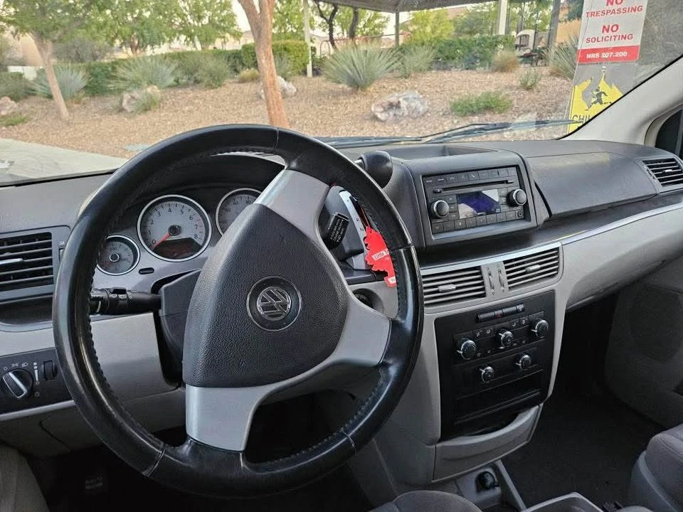 2010 Volkswagen Routan - Image 4 of 5