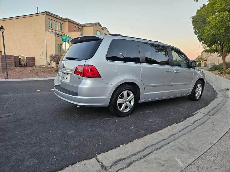 2010 Volkswagen Routan - Image 2 of 5