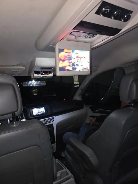 2010 Volkswagen Routan - Image 8 of 10