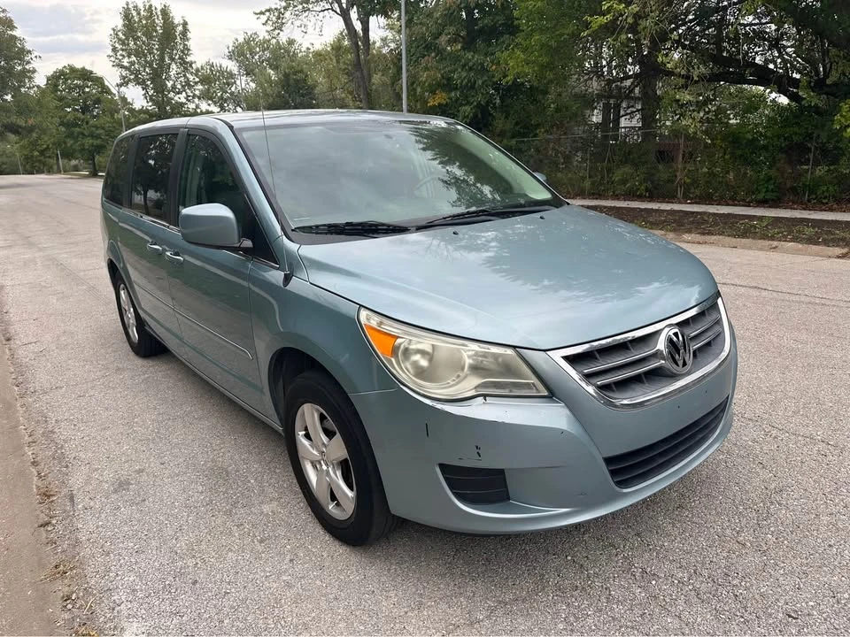 2010 Volkswagen Routan - Image 2 of 18