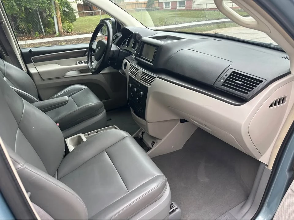 2010 Volkswagen Routan - Image 10 of 18