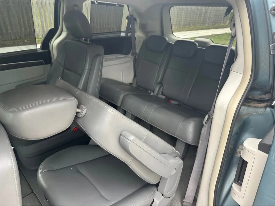 2010 Volkswagen Routan - Image 13 of 18