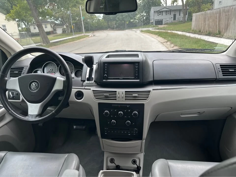 2010 Volkswagen Routan - Image 14 of 18