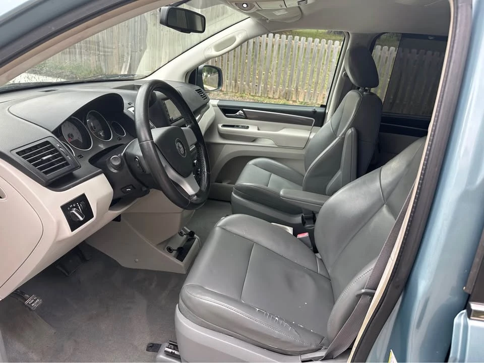 2010 Volkswagen Routan - Image 8 of 18