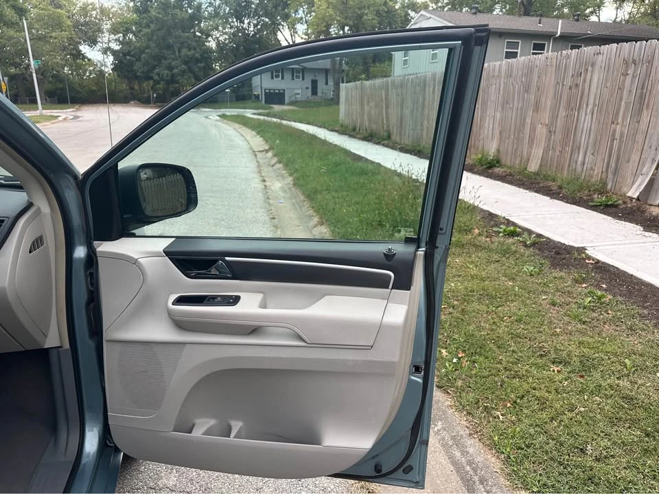 2010 Volkswagen Routan - Image 17 of 18