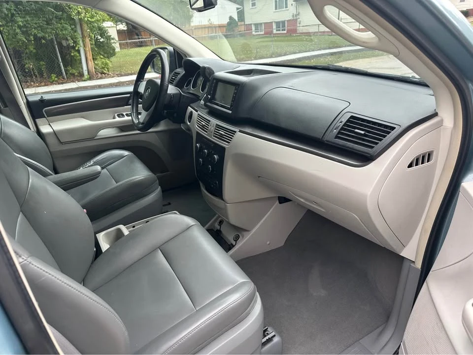 2010 Volkswagen Routan - Image 9 of 18