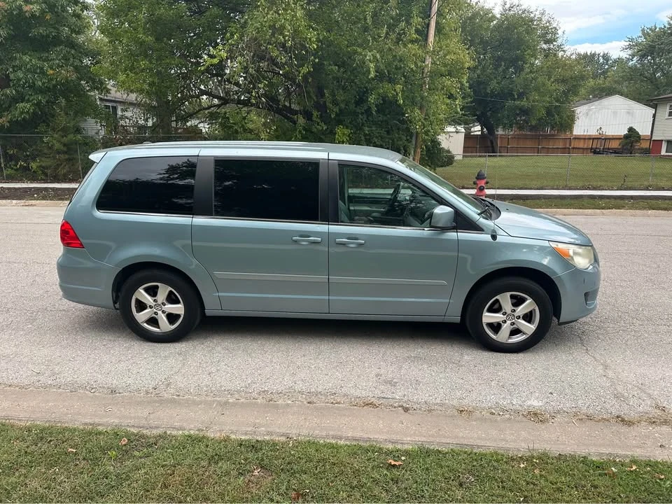 2010 Volkswagen Routan - Image 4 of 18