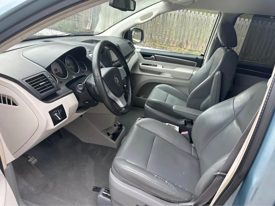 2010 Volkswagen Routan - Image 11 of 18