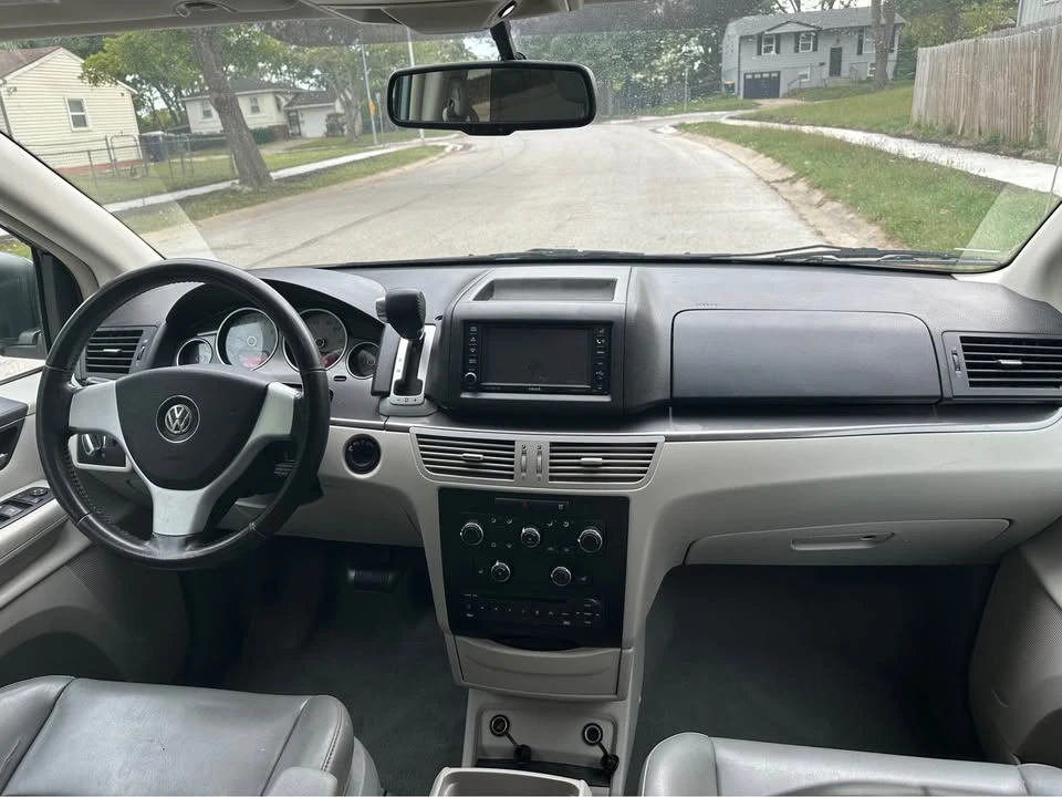 2010 Volkswagen Routan - Image 15 of 18