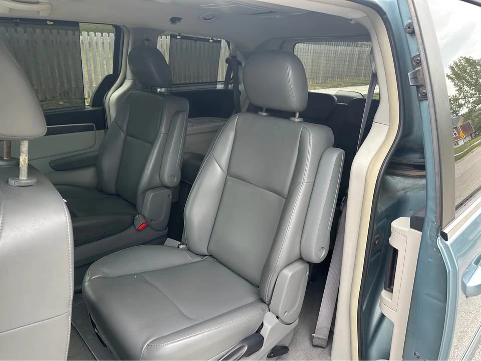 2010 Volkswagen Routan - Image 12 of 18