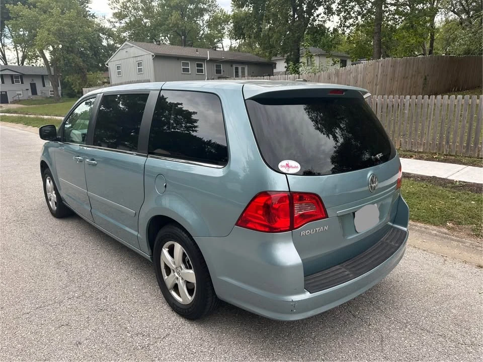 2010 Volkswagen Routan - Image 7 of 18