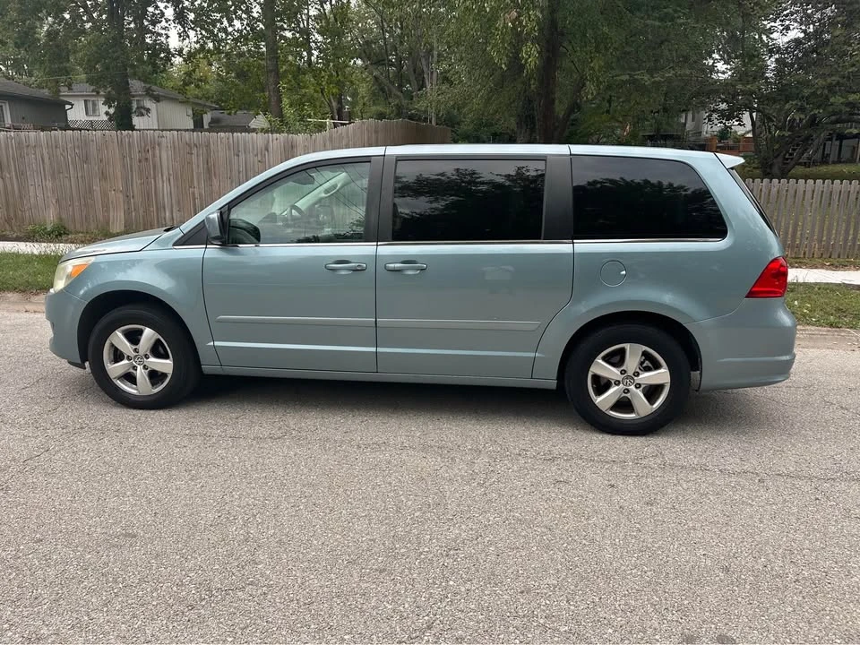 2010 Volkswagen Routan - Image 5 of 18