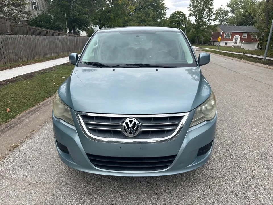 2010 Volkswagen Routan - Image 3 of 18