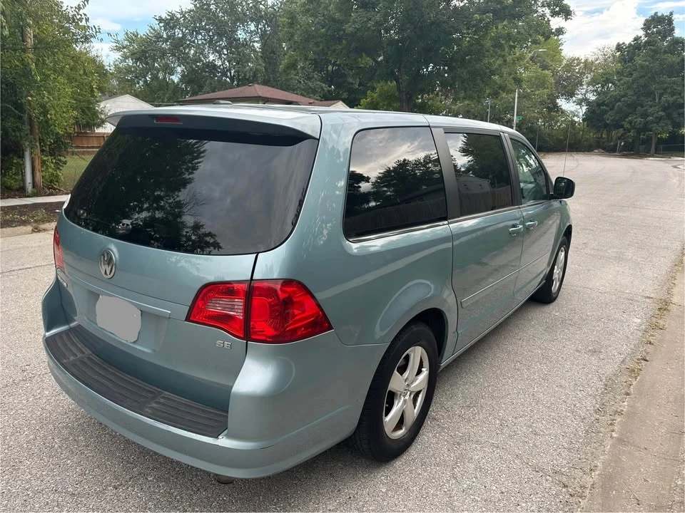 2010 Volkswagen Routan - Image 6 of 18