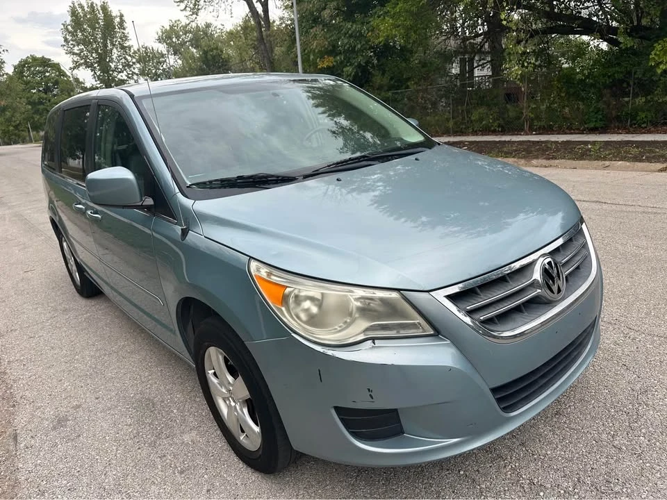 2010 Volkswagen Routan - Image 18 of 18