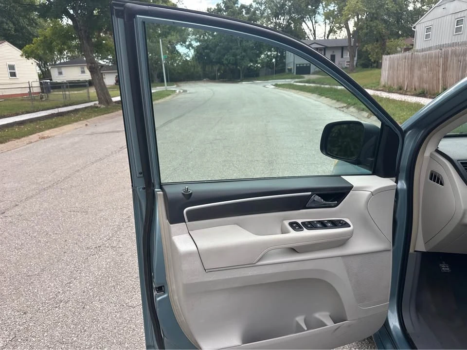 2010 Volkswagen Routan - Image 16 of 18