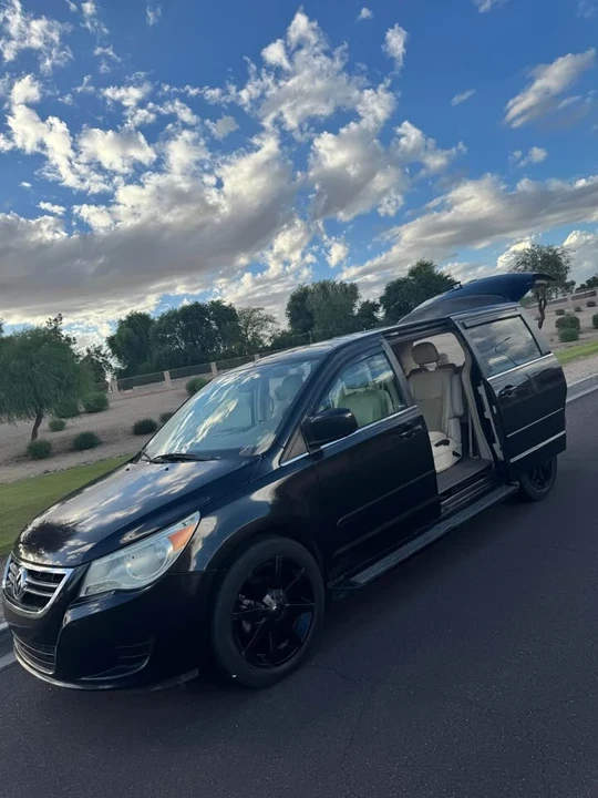2010 Volkswagen Routan - Image 3 of 11
