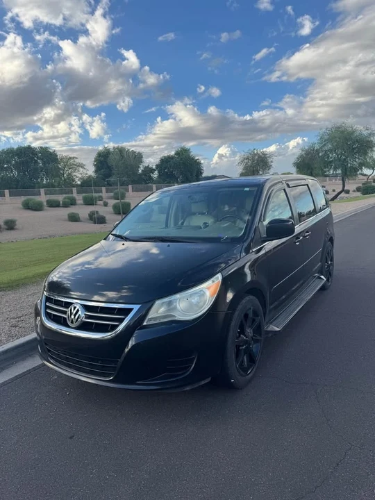 2010 Volkswagen Routan - Image 7 of 11